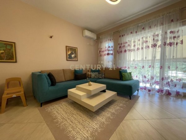 Tirane, jepet me qera apartament 2+1 Kati 4, 115 m² 900 € (Liqeni i thate)