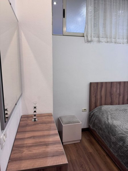 Tirane, jepet me qera apartament 1+1 Kati 1, 50 m² 600 € (Qender , rruga qemal stafa prane rossman lala)