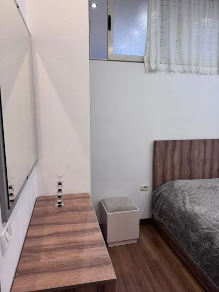 Tirane, jepet me qera apartament 1+1 Kati 1, 50 m² 600 € (Qender , rruga qemal stafa prane rossman lala)