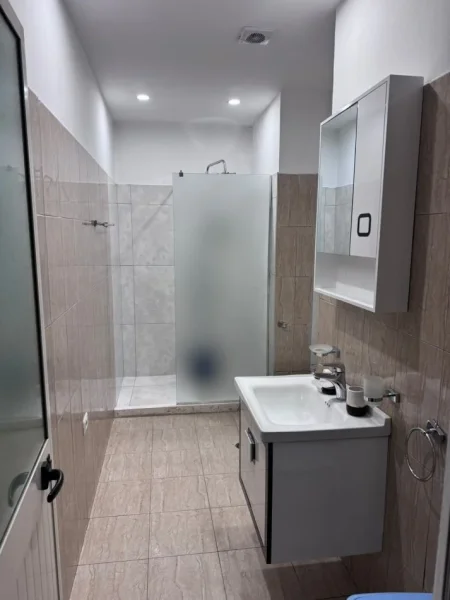 Tirane, jepet me qera apartament 1+1 Kati 1, 50 m² 600 € (Qender , rruga qemal stafa prane rossman lala)