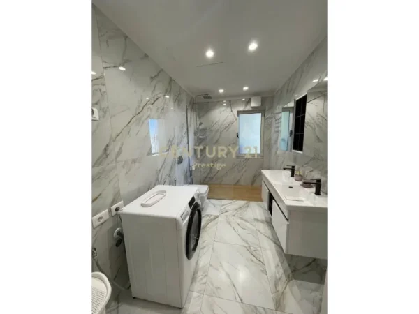 Tirane, jepet me qera apartament 3+1 Kati 9, 153 m² 2.500 € (Ambasada amerikane)