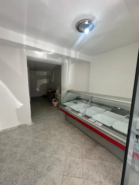 Tirane, jepet me qera ambjent biznesi Kati 0, 40 m² 500 € (te 21 Dhjetori 20 m nga rruga kryesore)