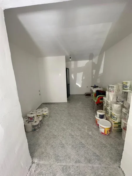 Tirane, jepet me qera ambjent biznesi Kati 0, 40 m² 500 € (te 21 Dhjetori 20 m nga rruga kryesore)