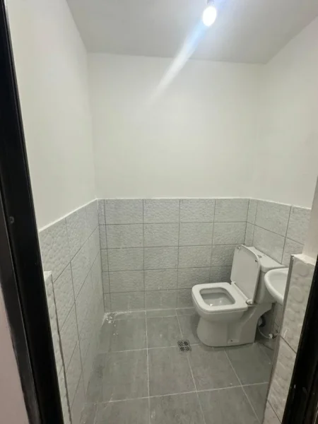 Tirane, jepet me qera ambjent biznesi Kati 0, 40 m² 500 € (te 21 Dhjetori 20 m nga rruga kryesore)