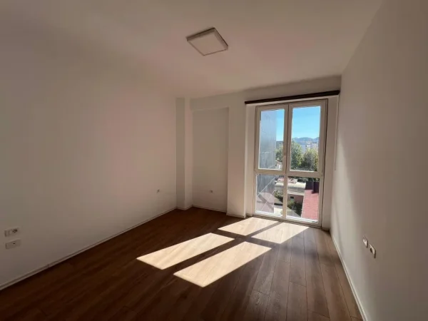 Tirane, jepet me qera zyre Kati 3, 100 m² 650 € (Ish Parku)