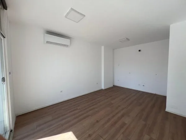 Tirane, jepet me qera zyre Kati 3, 100 m² 650 € (Ish Parku)