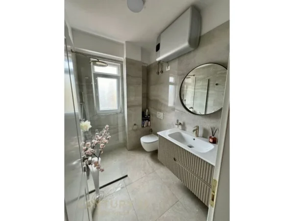 Tirane, jepet me qera apartament 2+1 Kati 6, 112 m² 1.200 € (komuna e parisit)