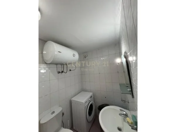 Tirane, jepet me qera apartament 2+1 Kati 9, 100 m² 700 € (RRUGA E BARRIKADAVE)