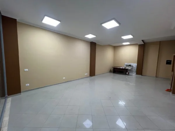 Tirane, jepet me qera ambjent biznesi Kati 0, 60 m² 650 € (Rruga e Barrikadve)
