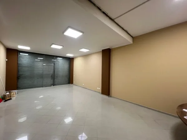 Tirane, jepet me qera ambjent biznesi Kati 0, 60 m² 650 € (Rruga e Barrikadve)