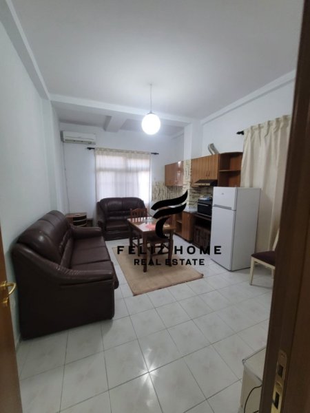 Tirane, jepet me qera apartament 1+1+Ballkon Kati 1, 70 m² 600 € (QENDER)