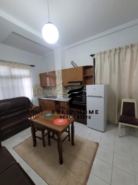 Tirane, jepet me qera apartament 1+1+Ballkon Kati 1, 70 m² 600 € (QENDER)