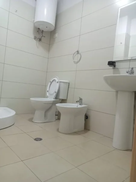 Vlore, jepet me qera apartament 1+1+Ballkon Kati 4, 69 m² 300 € (Transballkanike) RV45425