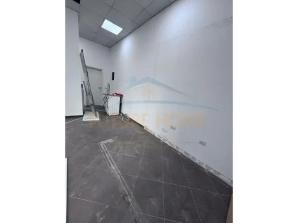 Tirane, jepet me qera Kati 0, 100 m² 1.000 € (Kontakti 21 Dhjetori)