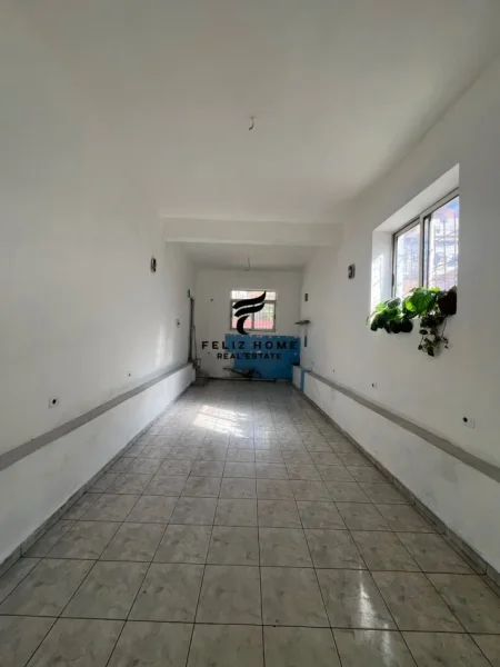 Tirane, jepet me qera dyqan Kati 0, 50 m² 700 € (RRUGA E BARRIKADAVE)