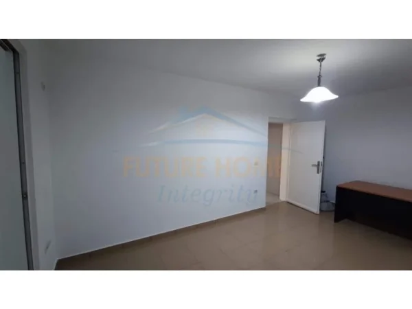 Tirane, jepet me qera ambjent biznesi Kati 0, 50 m²40.000 Leke (Stadiumi Dinamo)