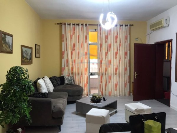 Tirane, jepet me qera apartament 1+1+Ballkon Kati 2, 75 m² 650 € (Qender)