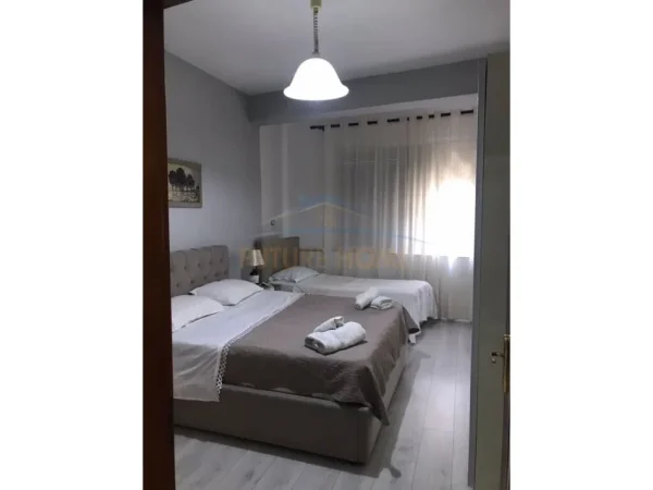 Tirane, jepet me qera apartament 1+1+Ballkon Kati 2, 75 m² 650 € (Qender)