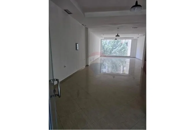 Tirane, jepet me qera ambjent biznesi Kati 1, 120 m² 800 € (Ambienti ndodhet perball Kompleksit Deliorgit)