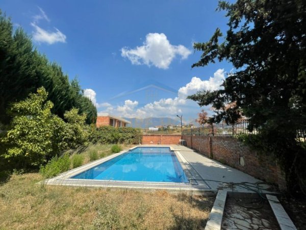 Tirane, jepet me qera Vile 3 Katshe , 669 m² 4.000 € (Akacia Hills)
