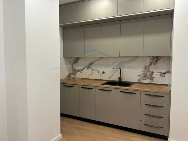 Tirane, jepet me qera apartament 1+1+Aneks+Ballkon Kati 2, 79 m² 1.150 € (Rruga e Kosovareve)
