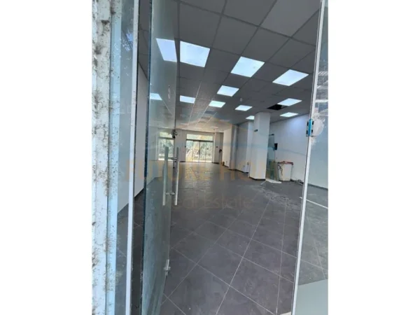 Tirane, jepet me qera ambjent biznesi Kati 0, 162 m² 1.000 € (Kompleks Kontakti)