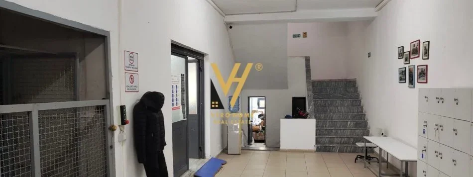 Tirane, jepet me qera magazine Kati 0, 1.350 m² 4.000 € (KOMBINAT)