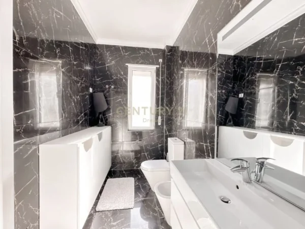 Tirane, shitet apartament 3+1+Ballkon Kati 3, 124 m² 260.000 € (kopshti Botanik)