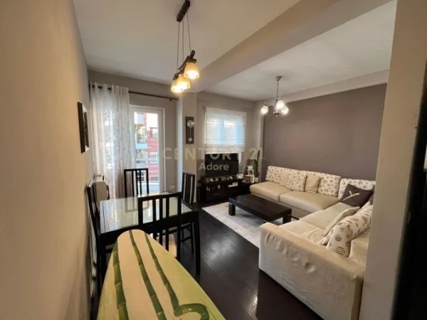 Tirane, shitet apartament 2+1+Ballkon Kati 4, 85 m² 105.000 € (Rr. 3 Deshmoret)