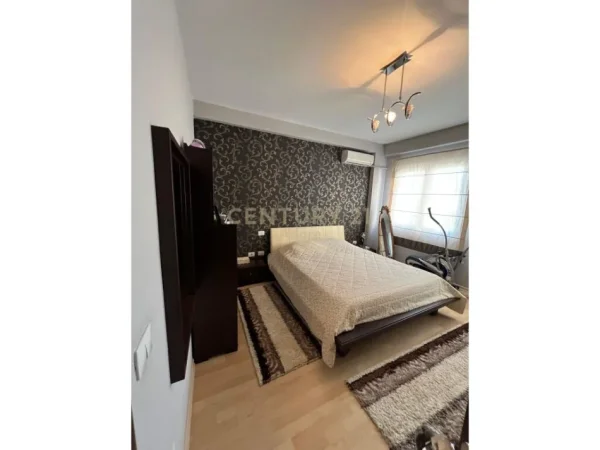 Tirane, shitet apartament 2+1+Ballkon Kati 4, 85 m² 105.000 € (Rr. 3 Deshmoret)