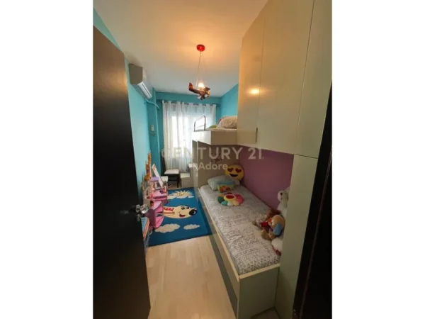 Tirane, shitet apartament 2+1+Ballkon Kati 4, 85 m² 105.000 € (Rr. 3 Deshmoret)