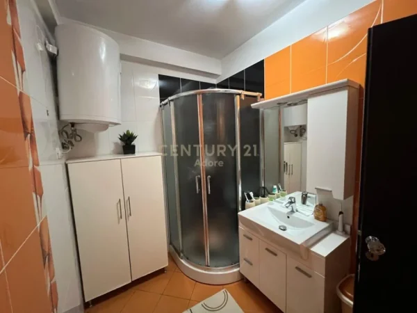 Tirane, shitet apartament 2+1+Ballkon Kati 4, 85 m² 105.000 € (Rr. 3 Deshmoret)