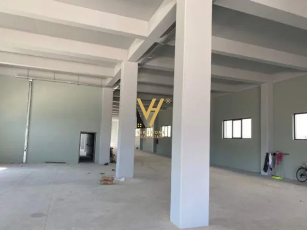 Tirane, jepet me qera magazine Kati 2, 450 m² 1.200 € (RRUGA E KAVAJES)