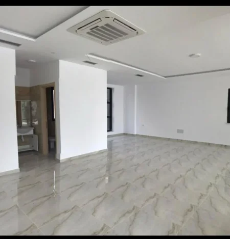 Durres, jepet me qera ambjent biznesi , 180 m² 700 € (RROTA KUQE PLAZH)