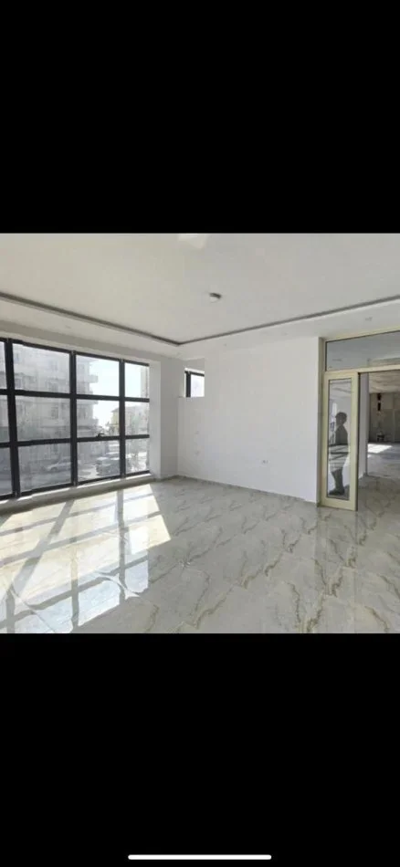 Durres, jepet me qera ambjent biznesi , 180 m² 700 € (RROTA KUQE PLAZH)