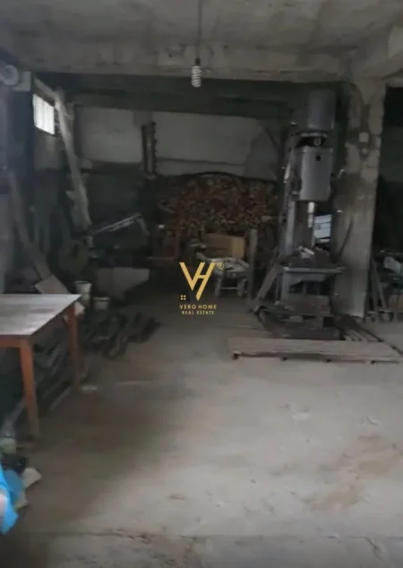 Tirane, jepet me qera magazine Kati 0, 105 m² 500 € (MEZEZ)