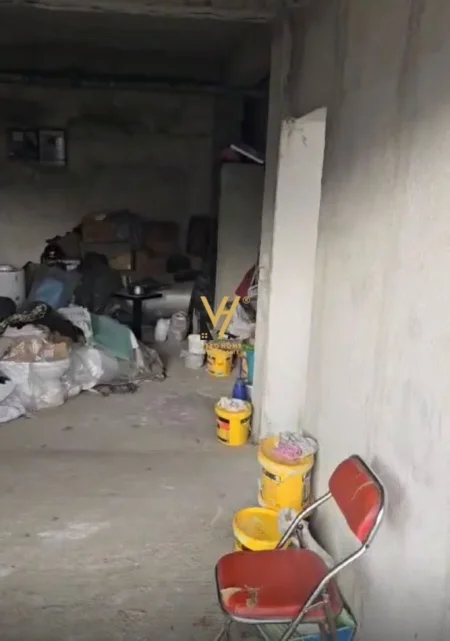 Tirane, jepet me qera magazine Kati 0, 105 m² 500 € (MEZEZ)