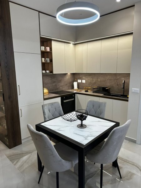 JEPET ME QERA APARTAMENT 2+1+2 TEK TIRANA GARDEN BUILDING