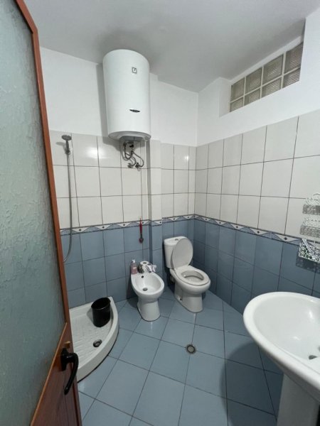 Durres, jepet me qera apartament 1+1 Kati 8, 300 € (TEK TRREGU I MADH)