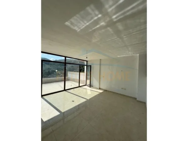 Tirane, shitet apartament 4+1 Kati 4, 164 m² 330.000 € (kopshti zoologjik)