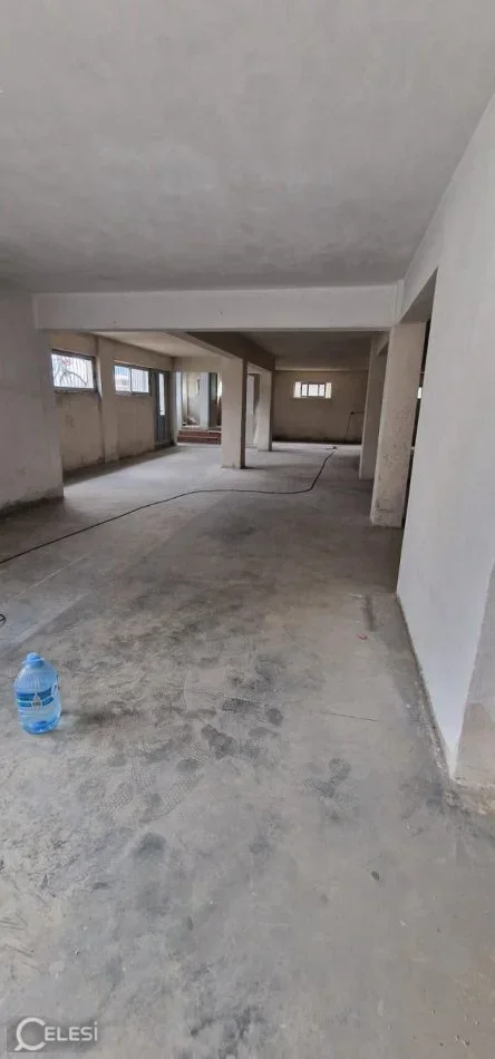 Tirane, jepet me qera ambjent biznesi Kati -1, 370 m² 750 € (ISH DOGANA)