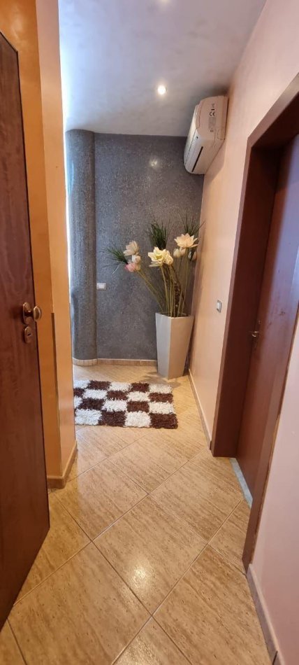 Tirane, jepet me qera apartament 1+1+Ballkon Kati 9, 70 m² 700 € (RRUGA E KOSOVAREVE)