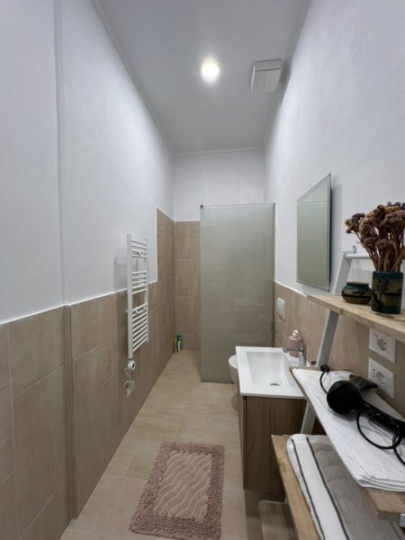 Tirane, jepet me qera apartament 1+1+Ballkon Kati 1, 80 m² 650 € (JEPET APARTAMENT ME QERA 1+1 PRANE CIRKUT)