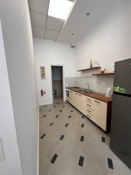 Tirane, jepet me qera apartament 1+1+Ballkon Kati 1, 80 m² 650 € (JEPET APARTAMENT ME QERA 1+1 PRANE CIRKUT)