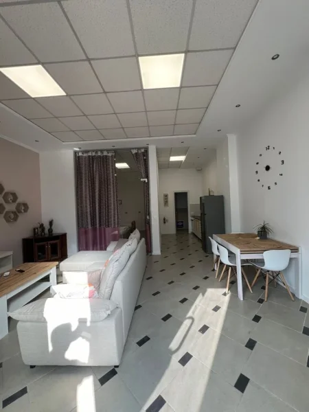 Tirane, jepet me qera apartament 1+1+Ballkon Kati 1, 80 m² 650 € (JEPET APARTAMENT ME QERA 1+1 PRANE CIRKUT)