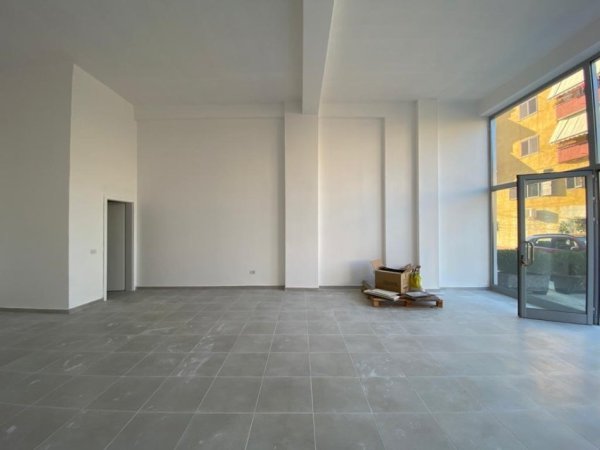 Tirane, jepet me qera dyqan Kati 0, 65 m² 400 € (OXHAKU)