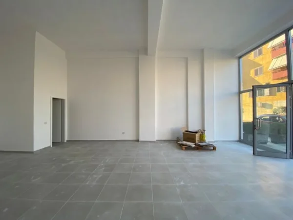Tirane, jepet me qera dyqan Kati 0, 65 m² 400 € (OXHAKU)