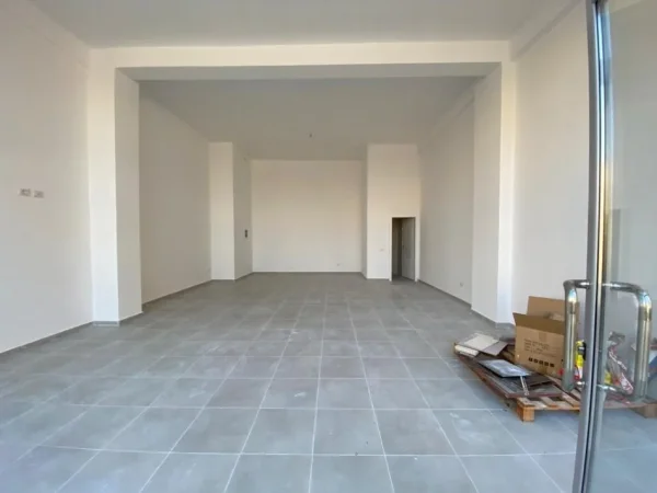 Tirane, jepet me qera dyqan Kati 0, 65 m² 400 € (OXHAKU)