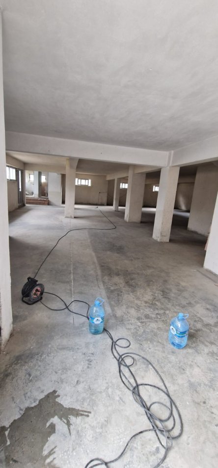 Tirane, jepet me qera magazine Kati 0, 370 m² 750 € (BERIT BEKER)