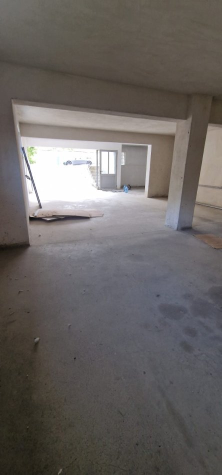 Tirane, jepet me qera magazine Kati 0, 370 m² 750 € (BERIT BEKER)